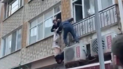 Kelepçeli şüpheliyi polis pantolonundan yakaladı. Pantolon az daha sıyrılıyordu