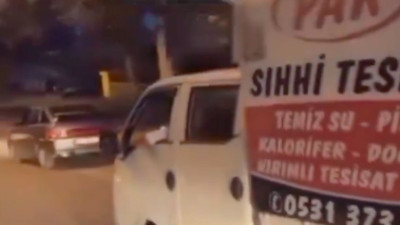 Sürücünün trafikte telefonla oynadığını gören polisin anonsu: "Kaza geliyorum demez, ceza geliyorum der"
