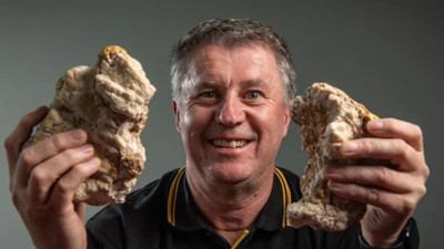 Dev altın külçesini buldu tek lafı altın avını başlattı. Yeri söyledi dedektörü kapan koşa koşa gidiyor