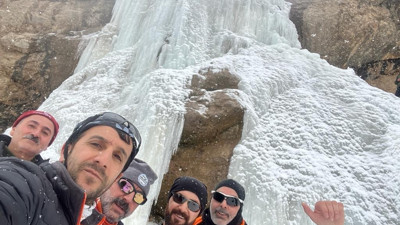 Ağrı'da 33 metre yüksekliğinde şelale soğuktan buz kesti