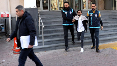 10 kişiyi 210 bin TL dolandırdı. Mutfak dolabındaki gizli bölmede yakalandı