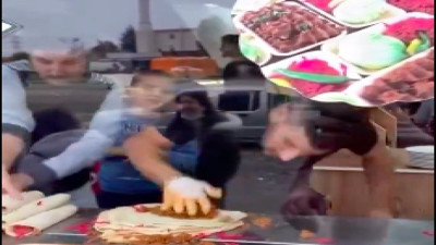 Garip hareketler yaparak çiğ köfte hazırlayan çiğ köfteci...