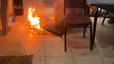 Polisi görünce uyuşturucuları sobada ateşe verdiler