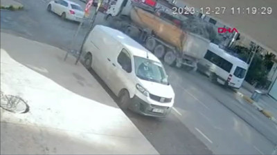 Kamyon araçları betona buladı. O anlar saniye saniye kamareda