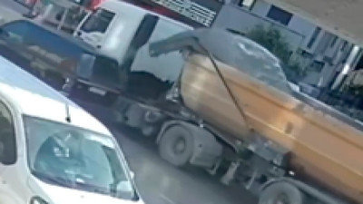 Beton yüklü kamyonun ani freniyle etrafa beton döküldü