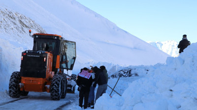Van-Bahçesaray kara yolunda çığ altında kalan 2 araçtan biri çıkarıldı