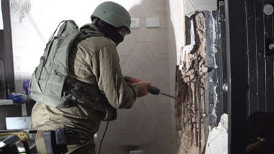 İsrail Filistinlilerin döviz bürolarını bastı, paraları çaldı