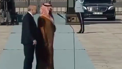 Dünya liderlerinin Türkçe selamına karşılık veren Türk askerinin Arap liderinin Arapça selamına tepkisi yeniden gündem oldu