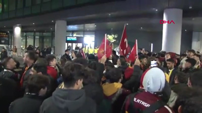 Helal olsun size Atatürk’ün çocukları. Galatasaray’ı bekleyen taraftarlar hep birlikte Andımız’ı okudu