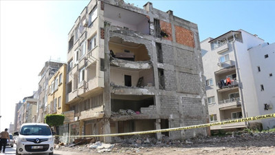 İskenderun'da ağır hasarlı binaların yıkımı sürüyor