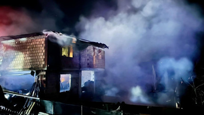 Gece çıkan yangında 2 ev küle döndü 30 tavuk telef oldu