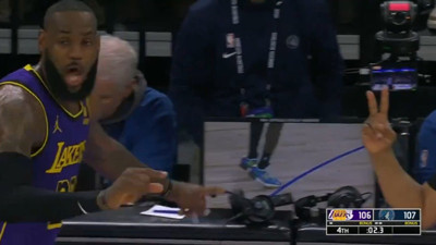 LeBron James sinirden çılgına döndü. Hakeme tekrar tekrar pozisyonu izletti