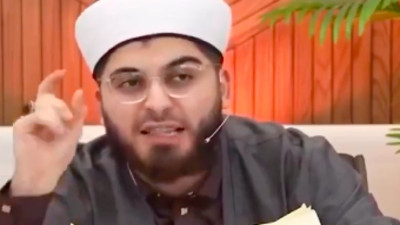 Hoca olduğunu iddia eden bir kişi: "Yılbaşı programları izlemeyin, yılbaşı ürünleri almayın"