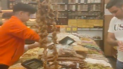 İlk kez çalışan oğlunu ziyaret eden babanın gurur dolu anları