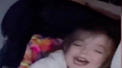 2,5 yaşında ve Azer Bülbül hayranı... Ağlayarak Azer Bülbül şarkısı açtırdı