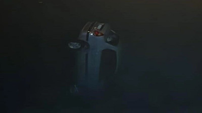 Vitesleri karıştırınca otomobiliyle denize uçtu