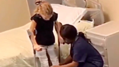 Tedavisine destek olan hemşiresine yaptığı sürprizle dünyaları veren küçük kız