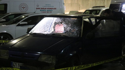 Eski kız arkadaşı ve ağabeyinin bulunduğu araca kurşun yağdırdı