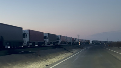 Türkiye sınırında 13 km’lik kuyruk: Hafta boyunca bekleyecekler