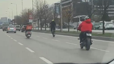 Motosikletli iki kişinin trafikteki tehlikeli anları kameraya yansıdı