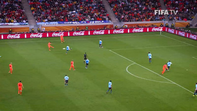 Giovanni van Bronckhorst'un Muslera'ya attığı müthiş gol gündem oldu