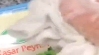 Peynir paketinin üzerindeki fiyatı asetonla sildiler