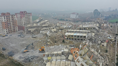 Kahramanmaraş’ta ağır hasarlı binaların yıkımı sürüyor