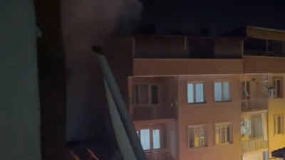 Bursa’da bir apartmanın çatısı alevlere teslim oldu