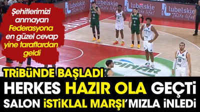 Şehitlerimizi anmayan federasyona cevabı yine taraftar verdi. Tribünde başladı herkes hazır ola geçti. Salon İstiklal Marşı'mızla inledi