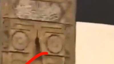 Kabe’de binlerce hacının önünde çırılçıplak kaldı