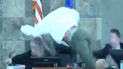 Tahliye talebi reddedilince kadın hakimin üzerine uçtu. Mahkeme sırasında ortalık bir anda karıştı