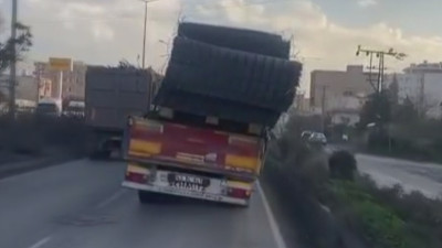 Demir yüklü tır trafikte tehlike saçtı