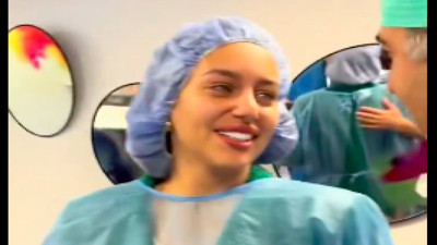 Ameliyatta göz rengini yeşil yaptırdı. Sizce nasıl olmuş?