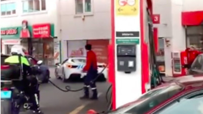 Ultra lüks polis araçları bu sefer de yakıt alırken görüntülendi.