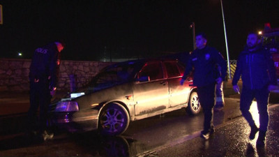 Bariyerlere çarpan araçta 2'si ağır 4 kişi yaralandı