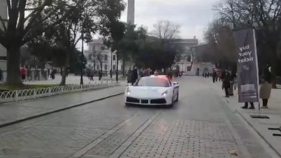 Polis Sultanahmet'i yarış pistine çevirdi. Vatandaşın üzerine sürüyor bir de arabayı