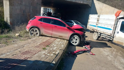 Otobüs ile otomobil kafa kafaya girdi