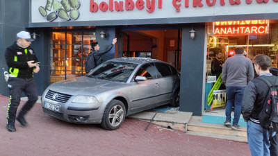 Davetsiz misafir. Freni boşalan otomobil çikolata dükkanına daldı