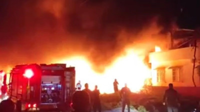 Adana’da hurda deposu alevlere teslim oldu