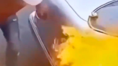 Yaptığıyla 'yok artık' dedirtti: Aracına benzin doldururken çakmak ateşledi