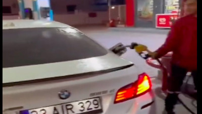 Lüks aracını benzinle yıkamaya çalıştı