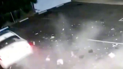 Bir sürücü fren yerine gaza bastı, ortalığı talan etti