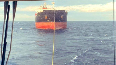 Çanakkale açıklarında arızalanan gemi demirletildi