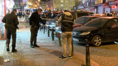 Kaldırımda yürüyen kadını boğazından bıçakladı. Çevredeki vatandaşlar linç etti