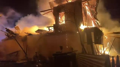 Alevlerin sardığı 2 katlı ev kül oldu