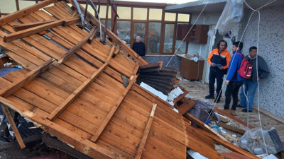 Hortum evlere zarar verdi