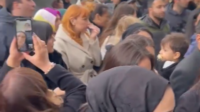 Dilan Polat'ın yeni güzellik merkezinin açılışına yüzlerce kişi katıldı. Dilan Polat'a para yedirmeye doymayanlar