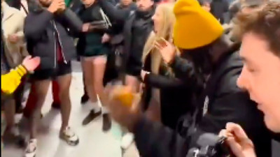 Londra'da geleneksel 'Pantolonsuz Metro Günü'nde insanlar iç çamaşırlarıyla yolculuk yaptı