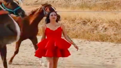 Atların koştuğu alanda fotoğraf çekimi yapan modele at çarptı