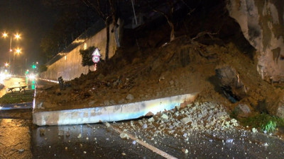 Pendik'te okulun istinat duvarı yola çöktü